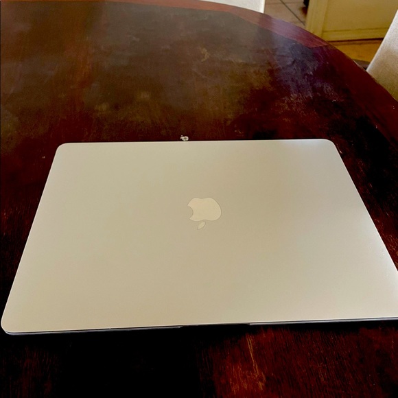 MacBook Air 512mb $900 regular price only asking for $700 brand new